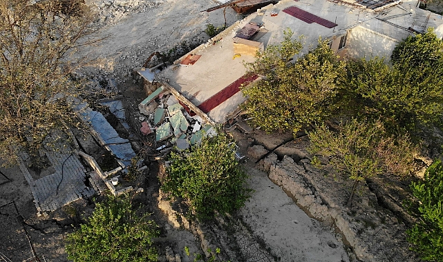 Fay hattında toprak 3 metre çöktü 7 metre kaydı