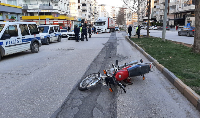 Polislerin gözü önünde yayaya çarptı