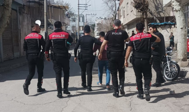 Kardeşini silahla kovaladı