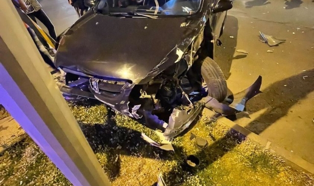 Şanlıurfa'da ticari taksi ile otomobil kafa kafaya çarpıştı
