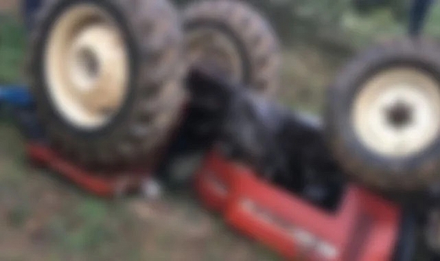 Devrilen traktörün sürücüsü öldü!