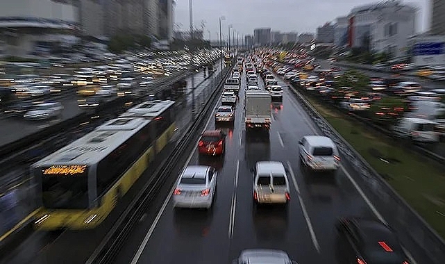 Nisan ayında trafiğe kaç araç kaydı yapıldı?