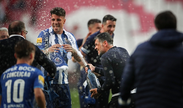 Porto, ezeli rakibinin sahasında şampiyon