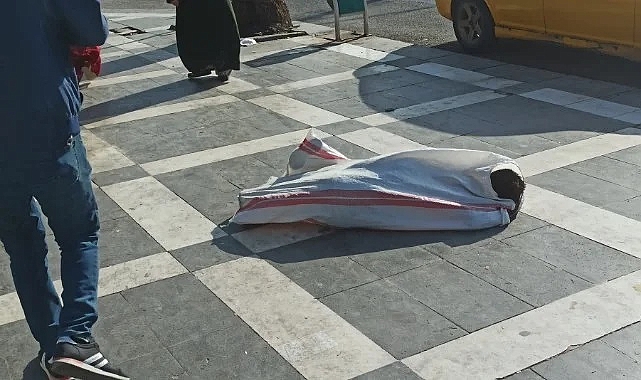 Şanlıurfa'da çocuk çuval içinde uyuyor