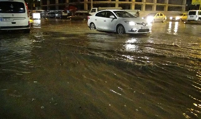 Şanlıurfa'da yağan yağmur yolları göle çevirdi!