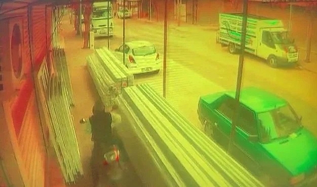 Siverek'te motosiklet çalındı! İşte o anlar