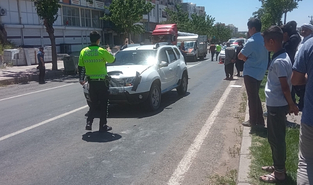 Siverek'te otomobilin kadına çarpma anı