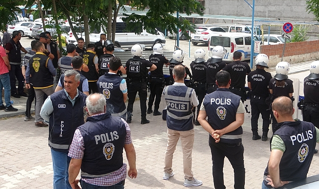 Cinayet zanlıları taşlı saldırıya uğradı
