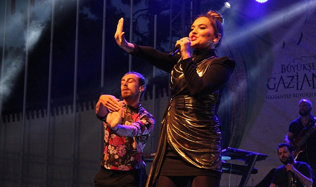 Demet Akalın komşu ili  coşturdu