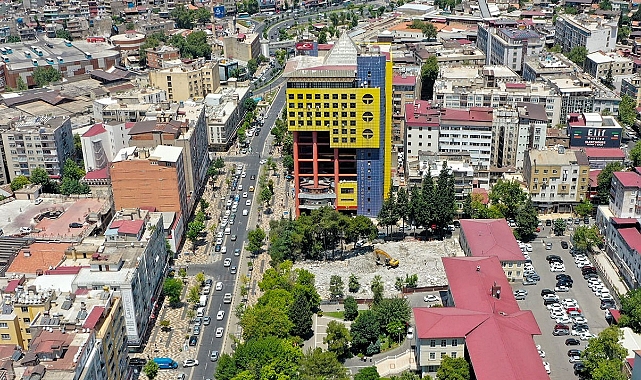 Dünyanın en saçma binası yıkıldı