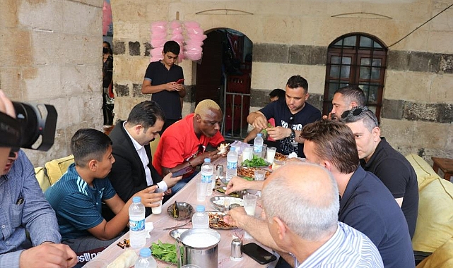 Milli futbolcular urfa ciğerini sevdi
