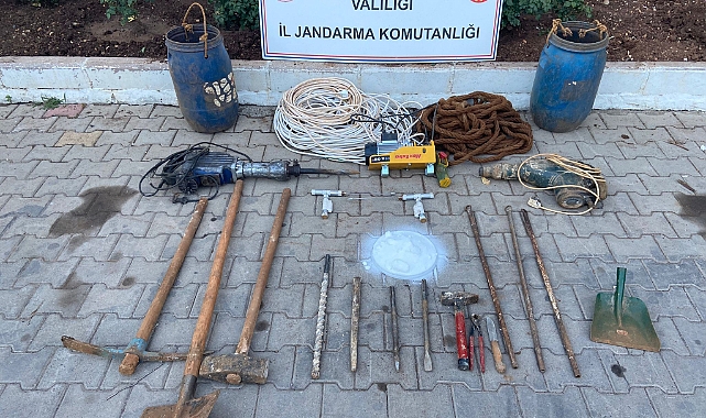 Patlayıcı ile kaçak kazı yaparken yakalandılar
