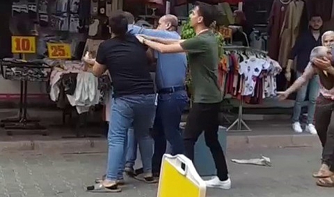 Yaşlı simitçiyi sokak ortasında öldüresiye dövdüler