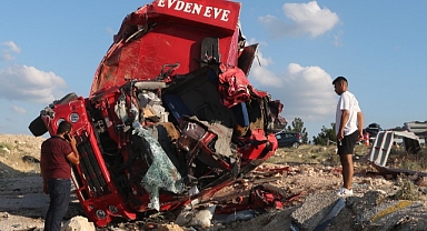 Nakliye kamyonu şarampole uçtu! 4 ölü