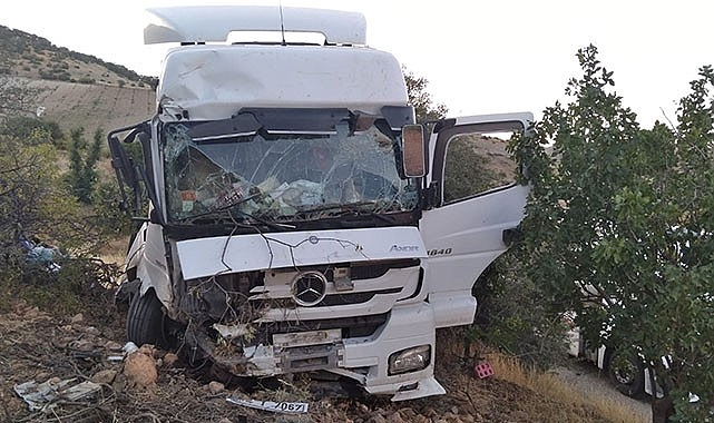 Yakıt tankeri şarampole sürüklendi