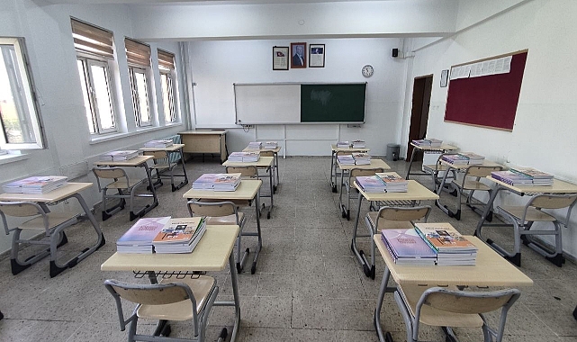 2022-2023 eğitim öğretim yılı için yardımcı kaynaklar okul sıralarına koyuldu