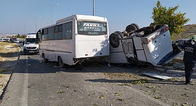 İşçi servisleri kaza yaptı 3'ü ağır 22 kişi yaralandı