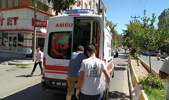 Motosiklet sürücüsü tırın kapısına çarparak yaralandı