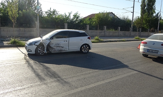 Otomobil ile çarpışan araç tarlaya uçtu