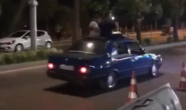 Otomobil tavanında tehlikeli yolculuk