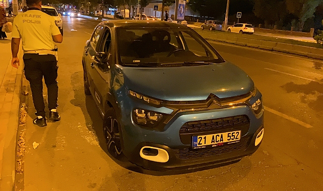 Telefonu çalarken otomobil çarptı