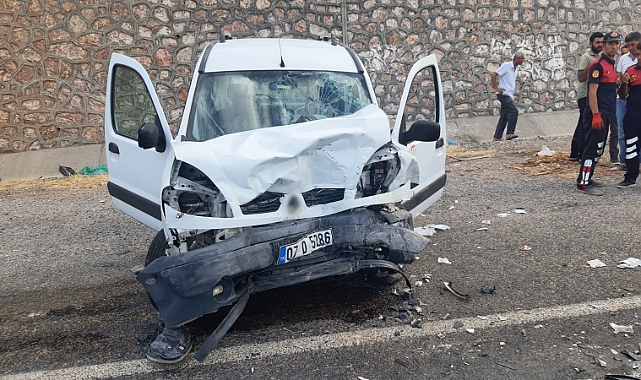 Otomobil kaza yaptı: 3 kişi yaralandı