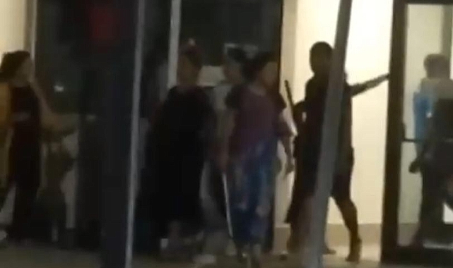 Adana’da kadınlar sopalarla hastane bastı