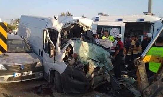 Birecik'te hatalı sollama faciaya neden oldu! 2 ölü, 3 yaralı
