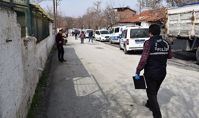 Emlakçıda alacak verecek kavgası: 1 yaralı
