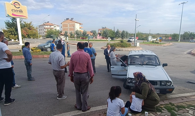 Hafif ticari araçla otomobil çarpıştı: 1 yaralı