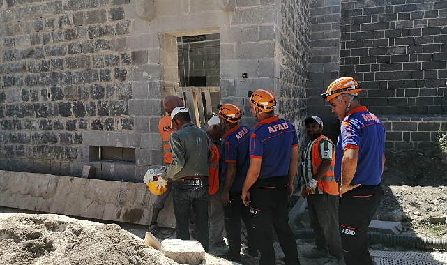 İnşaat alanında gezen vatandaş kazaya neden oldu: 2 yaralı