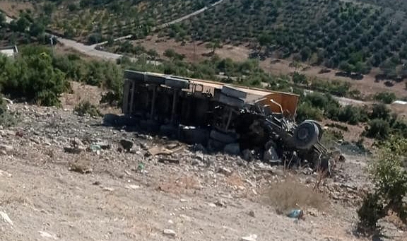 Kamyon ile otomobil çarpıştı: 4 ölü