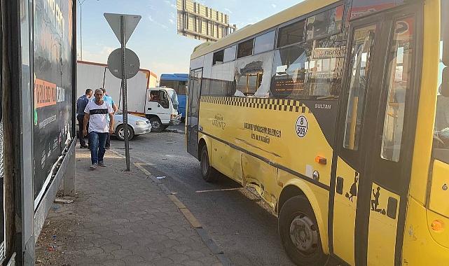 Kamyonet ile halk otobüsü çarpıştı: 1 yaralı