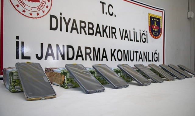 Meyve suyu kutusunda 65 cep telefonu ele geçirildi