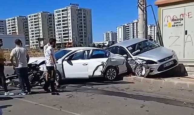 Otomobiller kavşakta kafa kafaya çarpıştı: 2 yaralı