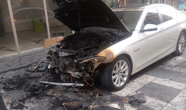 Park halindeki otomobil alev alarak yandı