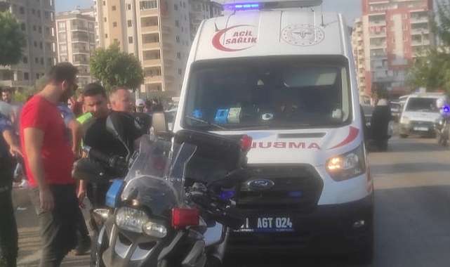 Polis ekibine çarpan motosikletli kaçtı