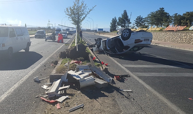 Refüje çarpan otomobil takla attı 2 kişi yaralandı