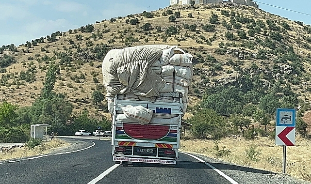 Saman yüklü kamyon trafiği tehlikeye attı