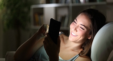 Telefon ve bilgisayardan yansıyan ışıkda güneş kadar zararlı