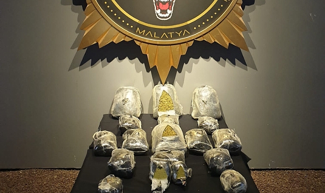 Emanet koliden esrar çıktı