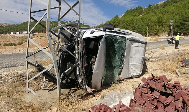 Freni boşalan minibüs şarampole yuvarladı
