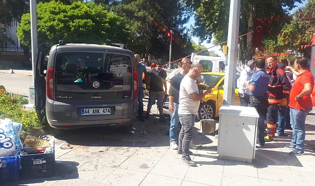 Hafif ticari araç otomobille çarpıştı: 6 yaralı