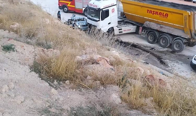Hafriyat yüklü kamyon otomobile çarptı: 3 ölü
