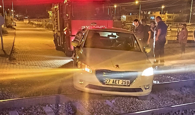 Hemzemin geçidi kullanan otomobil raylara takıldı
