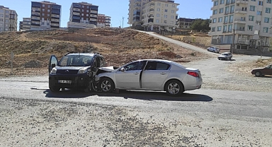 İki araç çarpıştı : 2 yaralı
