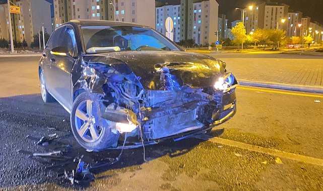 İki otomobil kavşakta çarpıştı: 2 yaralı