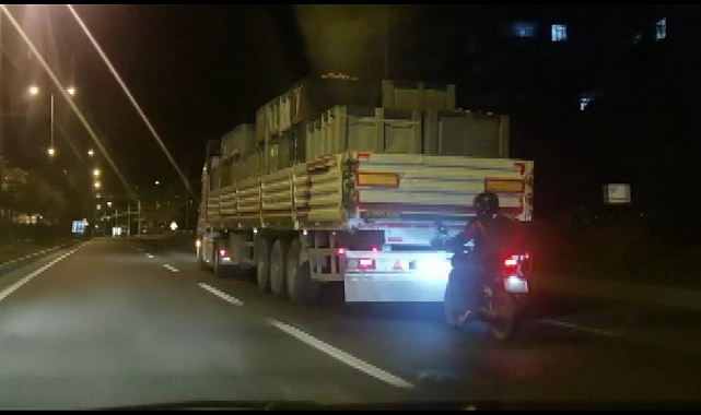 Kamyonun arkasına takılan motosiklet sürücüsü yürekleri ağza getirdi