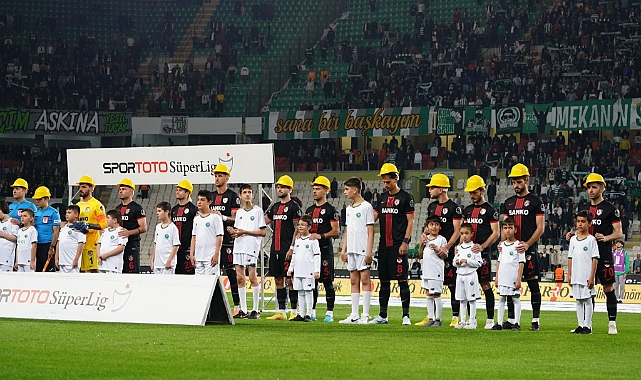 Konyaspor ve Gaziantep FK’lı futbolcular maça baretle çıktı