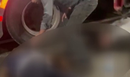 Lastik değiştiren tır sürücülerine otomobil çarptı: 4 yaralı